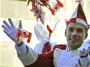 Bóng đá anh, ngoại hạng anh, lịch thi đấu euro 2012, Podolski hóa thân thành chú hề